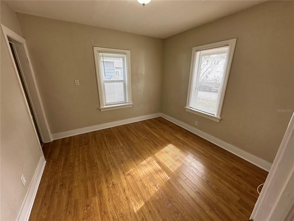 For Sale: $280,000 (2 beds, 1 baths, 720 Square Feet)