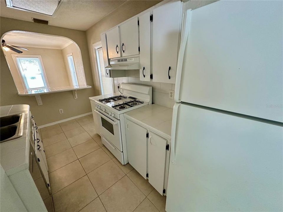 For Sale: $280,000 (2 beds, 1 baths, 720 Square Feet)