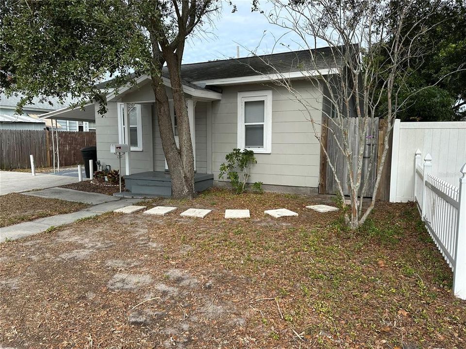 For Sale: $280,000 (2 beds, 1 baths, 720 Square Feet)