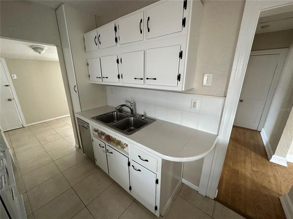 For Sale: $280,000 (2 beds, 1 baths, 720 Square Feet)