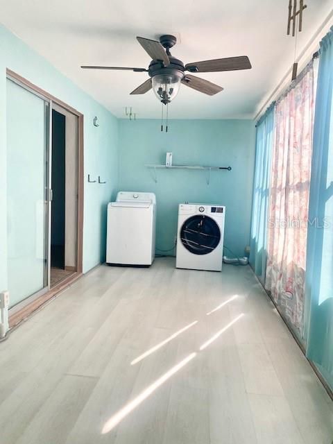 Florida room/laundry - 20' x 7.7'