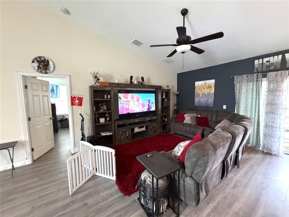 For Sale: $299,900 (3 beds, 2 baths, 1648 Square Feet)