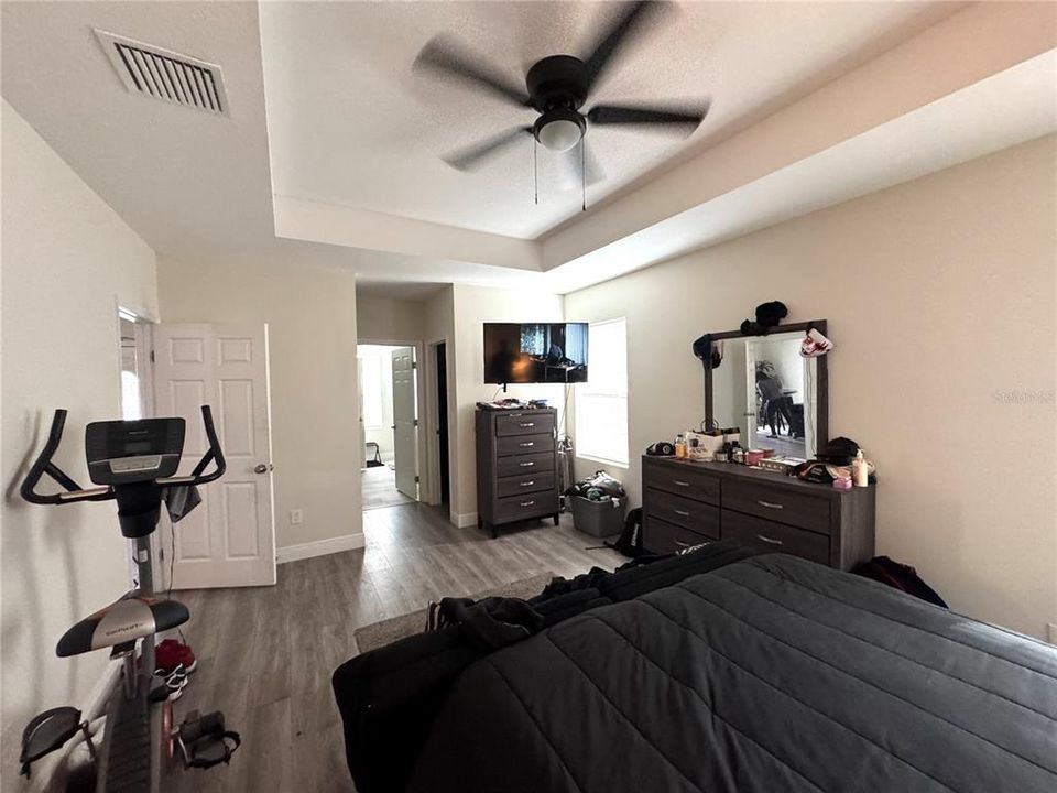 For Sale: $299,900 (3 beds, 2 baths, 1648 Square Feet)