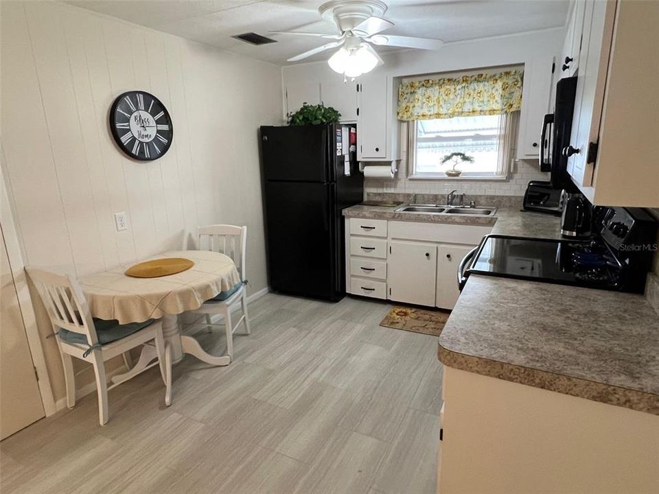 For Sale: $165,000 (2 beds, 2 baths, 969 Square Feet)