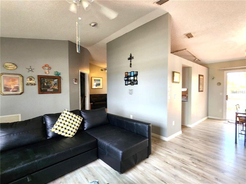 For Sale: $289,900 (3 beds, 2 baths, 1698 Square Feet)