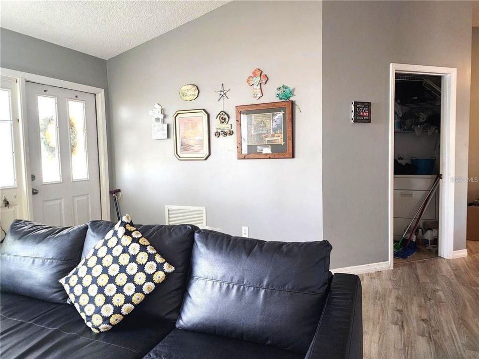 For Sale: $289,900 (3 beds, 2 baths, 1698 Square Feet)