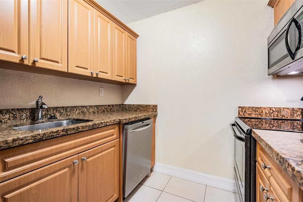 For Sale: $179,900 (1 beds, 1 baths, 644 Square Feet)