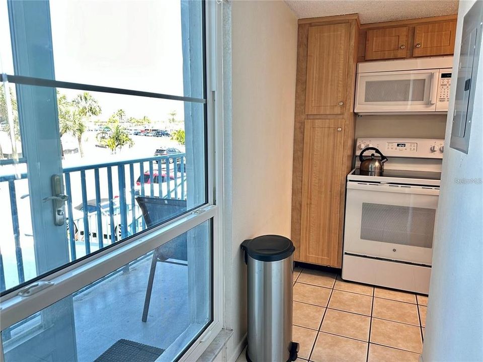 For Sale: $325,000 (1 beds, 1 baths, 755 Square Feet)