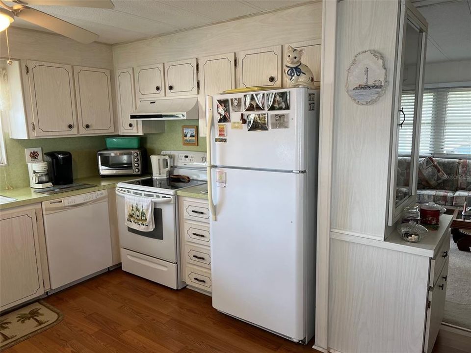 For Sale: $129,900 (2 beds, 2 baths, 864 Square Feet)