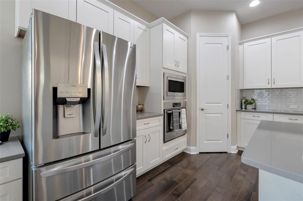 Gourmet Kitchen with Build In Stainless Steel Appliances