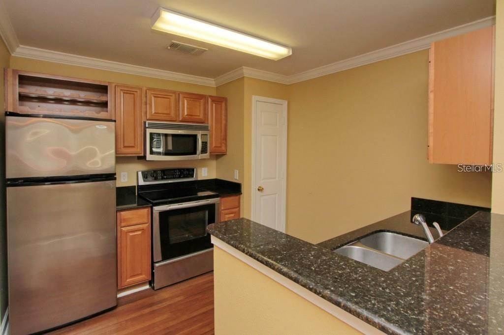 For Rent: $1,350 (1 beds, 1 baths, 865 Square Feet)