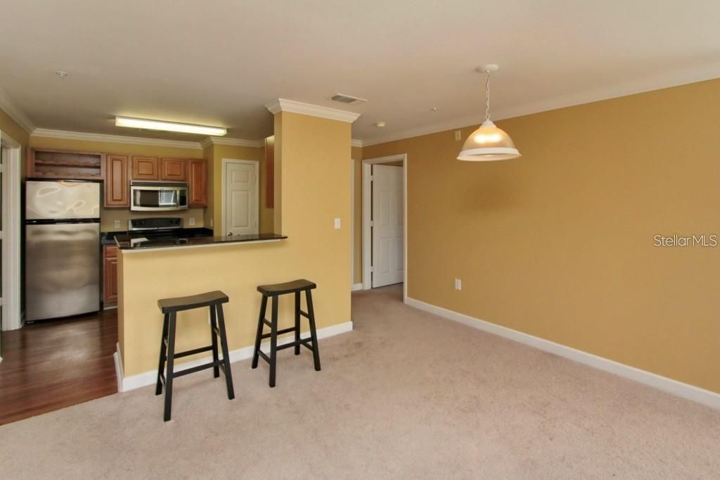 For Rent: $1,350 (1 beds, 1 baths, 865 Square Feet)