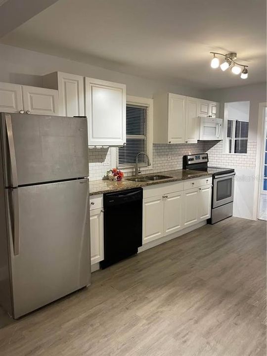 For Rent: $2,800 (2 beds, 1 baths, 1075 Square Feet)