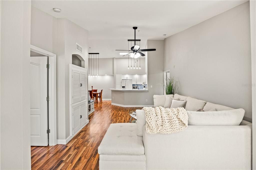 For Sale: $359,000 (2 beds, 2 baths, 1209 Square Feet)