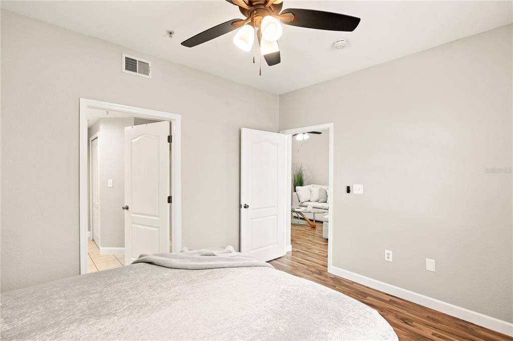 For Sale: $359,000 (2 beds, 2 baths, 1209 Square Feet)