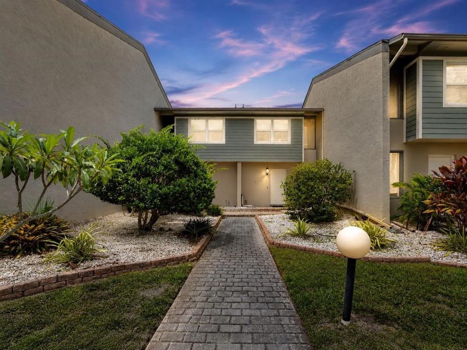 For Sale: $280,000 (2 beds, 2 baths, 1296 Square Feet)