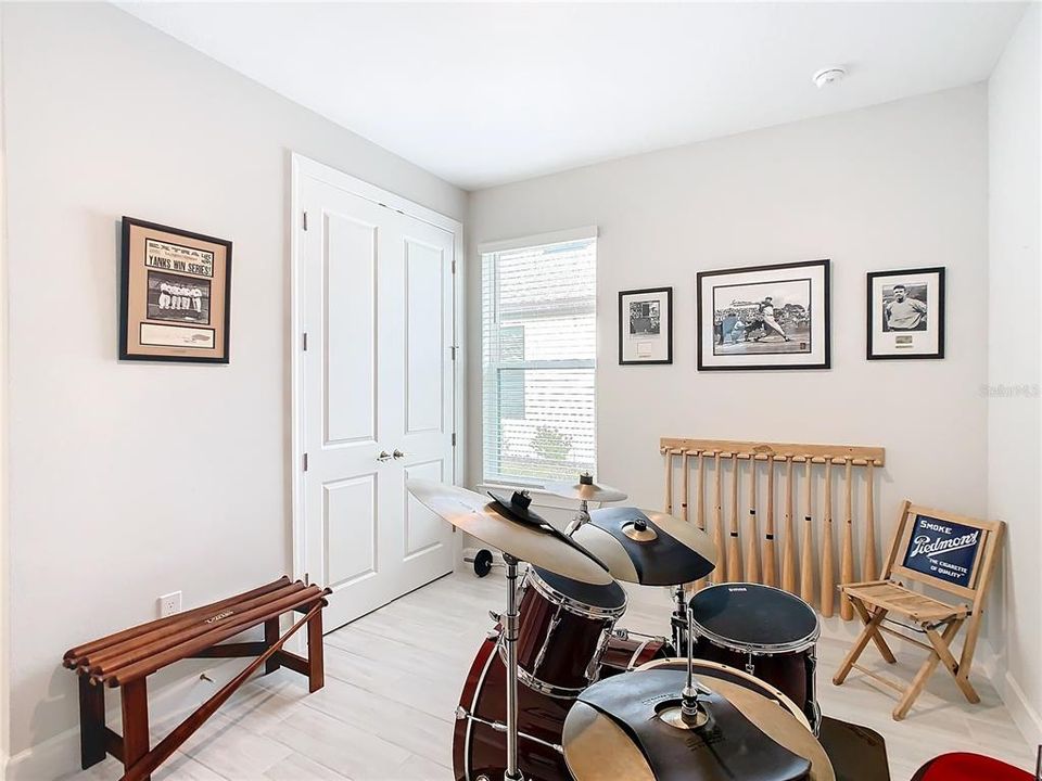 For Sale: $370,000 (2 beds, 2 baths, 1721 Square Feet)