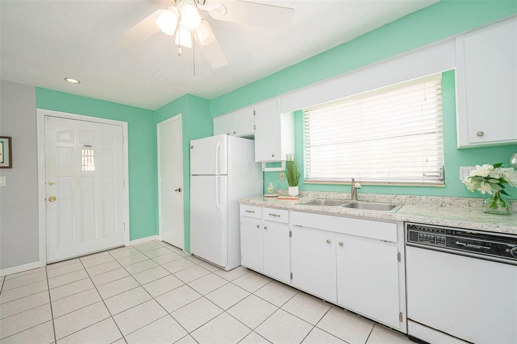 For Sale: $179,900 (2 beds, 2 baths, 1182 Square Feet)