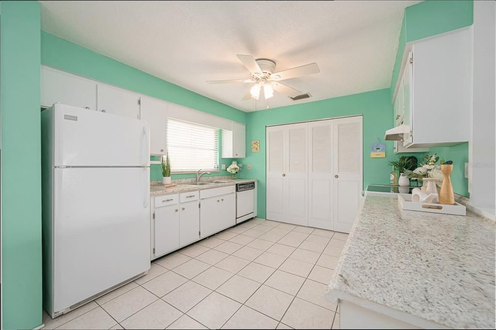 For Sale: $179,900 (2 beds, 2 baths, 1182 Square Feet)