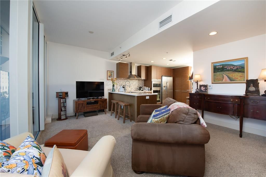 For Sale: $646,500 (1 beds, 1 baths, 875 Square Feet)