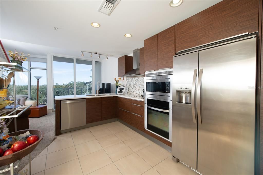 For Sale: $646,500 (1 beds, 1 baths, 875 Square Feet)