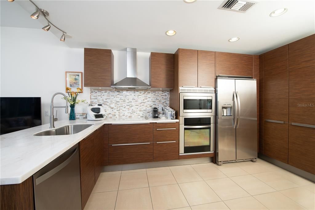 For Sale: $646,500 (1 beds, 1 baths, 875 Square Feet)