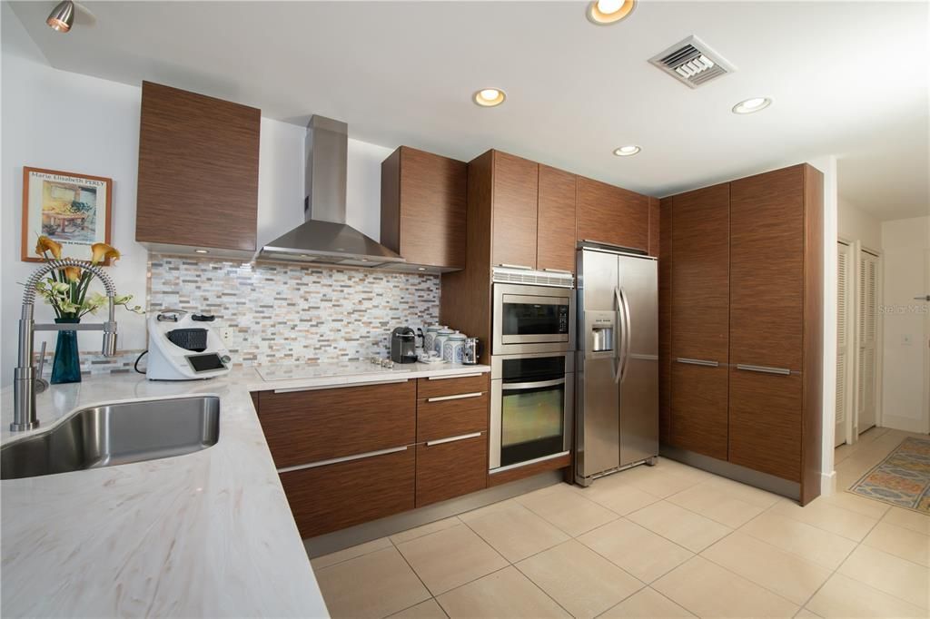 For Sale: $646,500 (1 beds, 1 baths, 875 Square Feet)