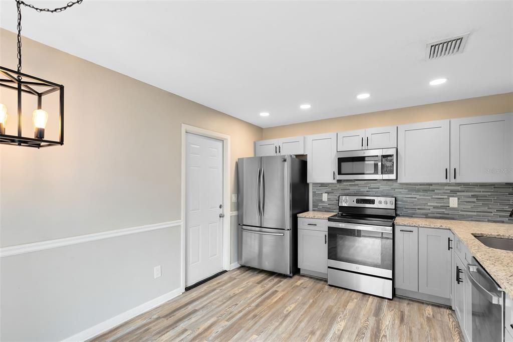 For Sale: $210,000 (2 beds, 2 baths, 1061 Square Feet)