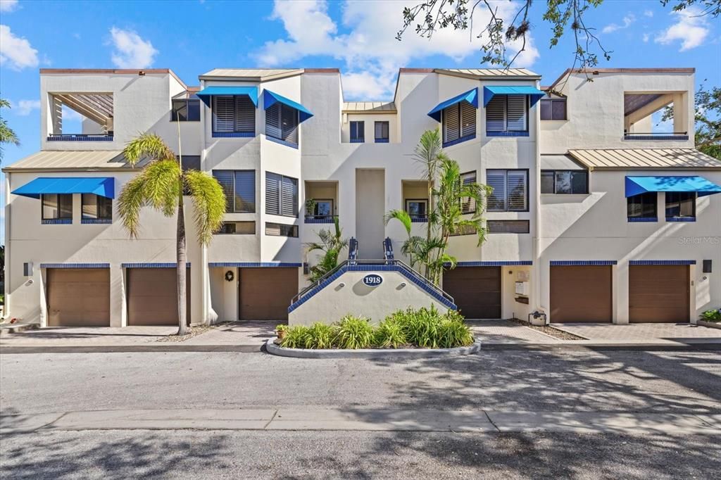 For Sale: $1,375,000 (2 beds, 2 baths, 1748 Square Feet)