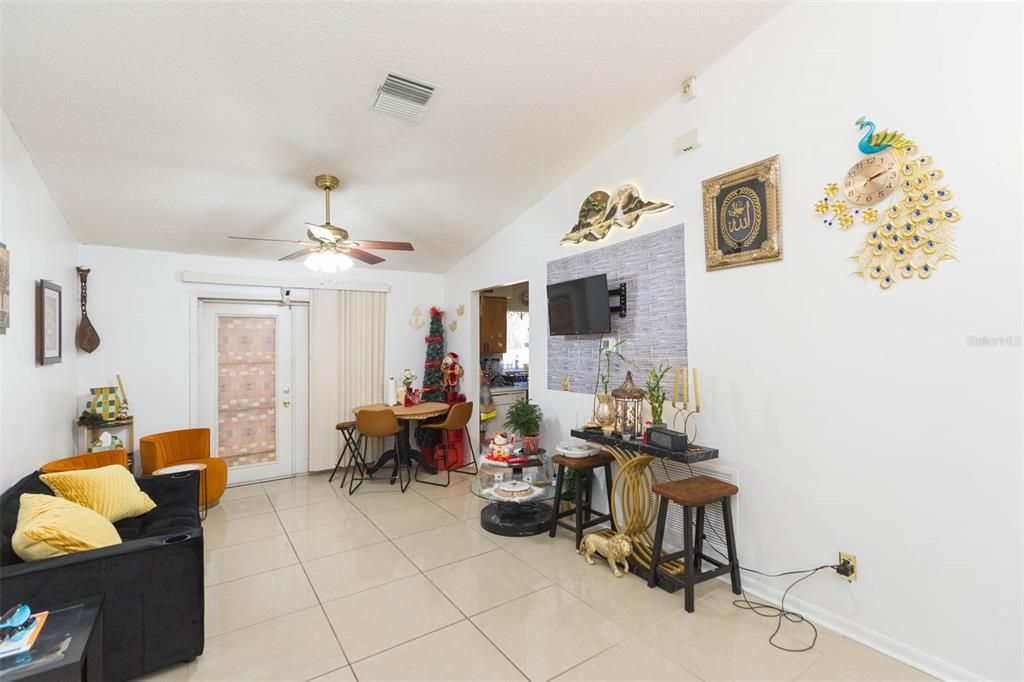 For Sale: $284,000 (3 beds, 2 baths, 1064 Square Feet)