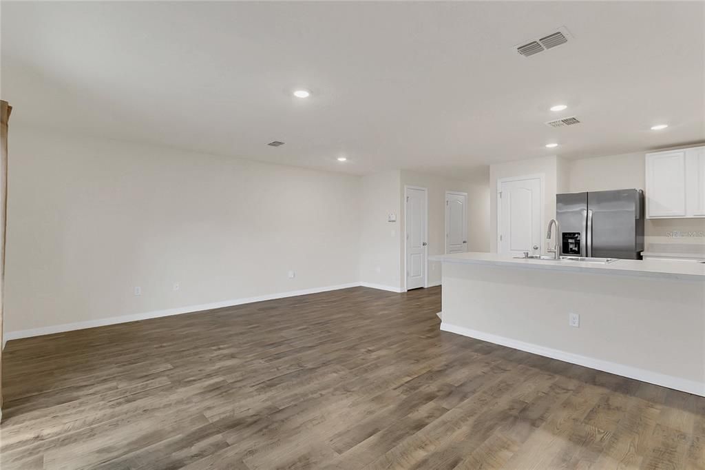 For Sale: $305,000 (3 beds, 2 baths, 1452 Square Feet)