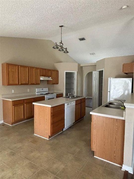 For Rent: $2,000 (4 beds, 2 baths, 2237 Square Feet)