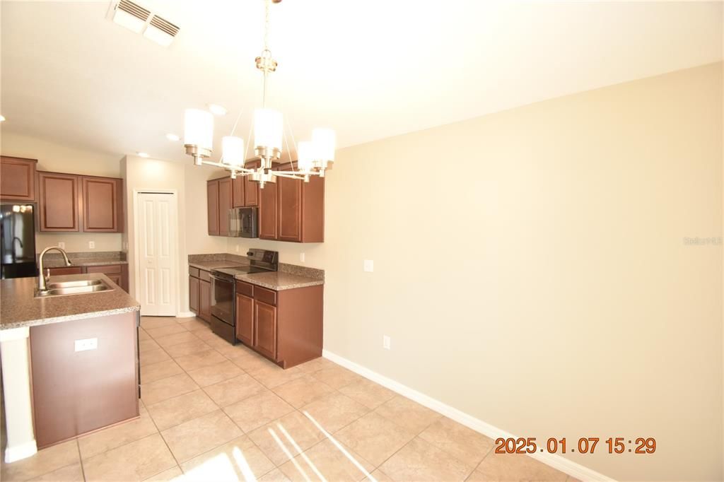 For Rent: $2,295 (4 beds, 2 baths, 1935 Square Feet)