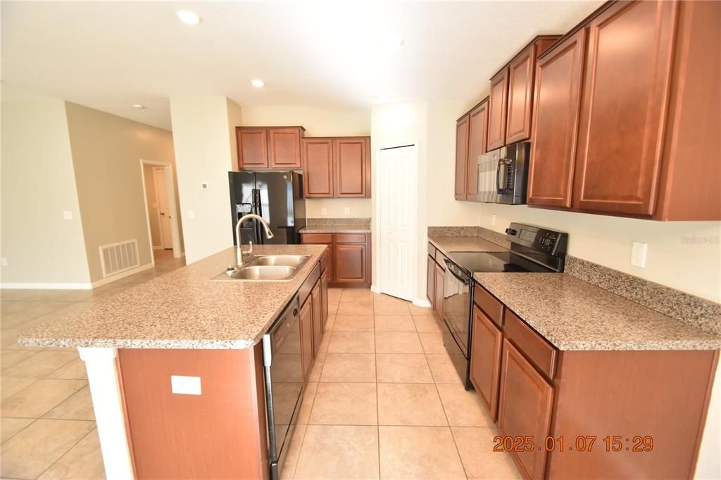 For Rent: $2,295 (4 beds, 2 baths, 1935 Square Feet)