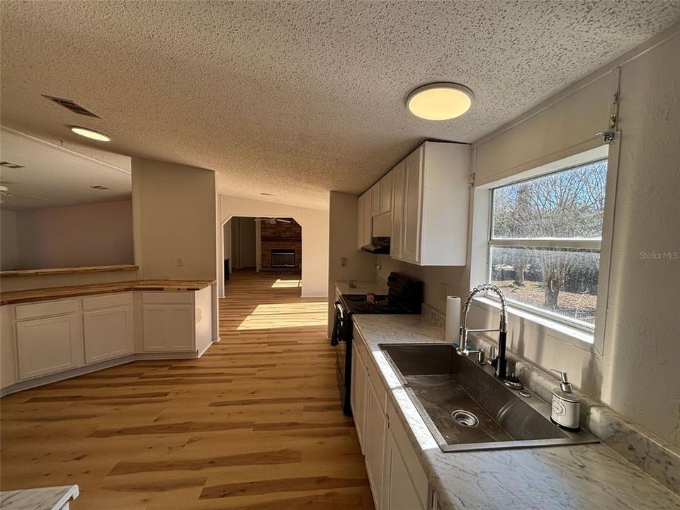 待售: $250,000 (4 贝兹, 2 浴室, 2160 平方英尺)