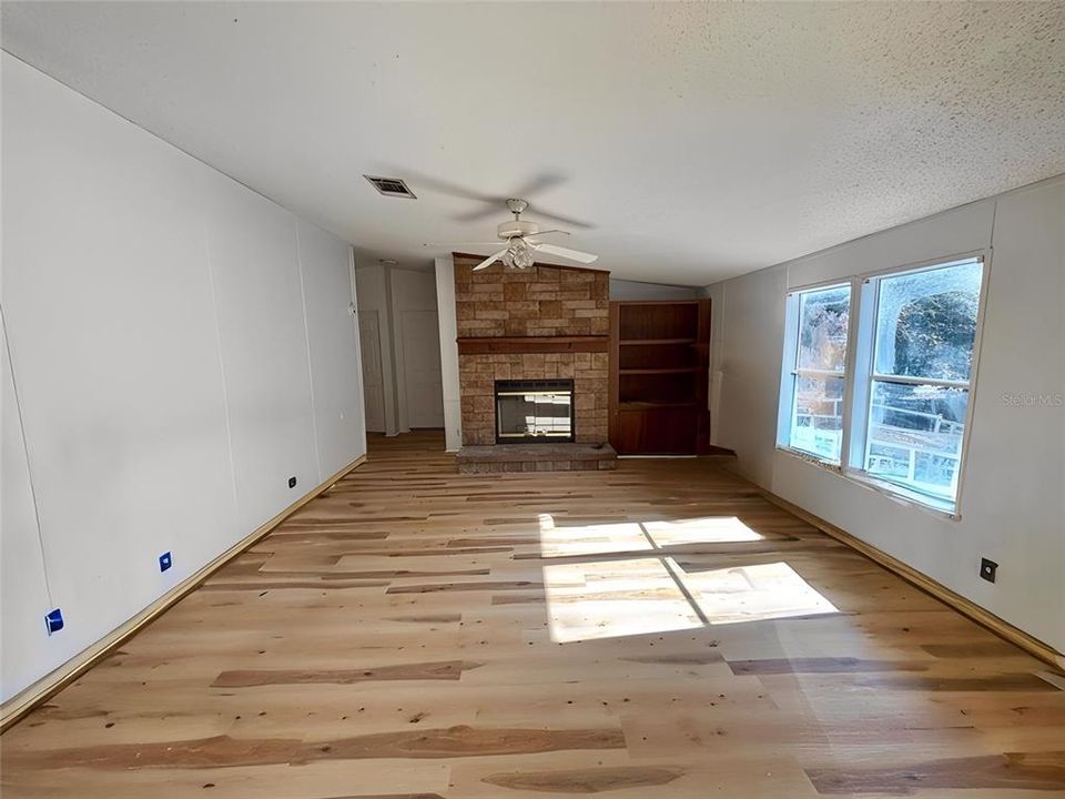 待售: $250,000 (4 贝兹, 2 浴室, 2160 平方英尺)