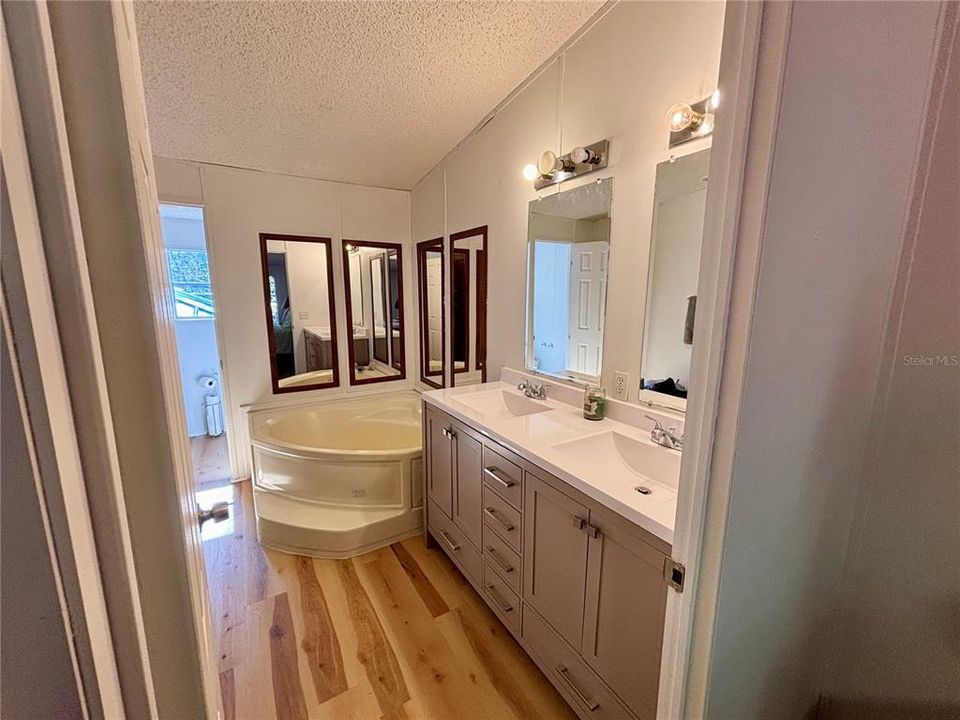 待售: $250,000 (4 贝兹, 2 浴室, 2160 平方英尺)