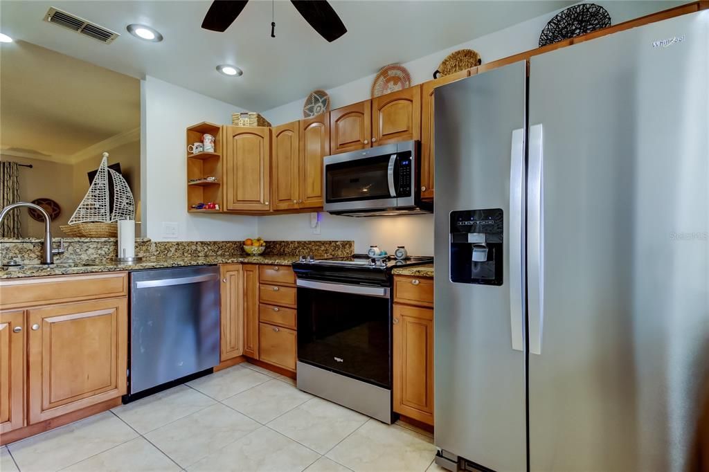 For Sale: $300,000 (2 beds, 2 baths, 1170 Square Feet)