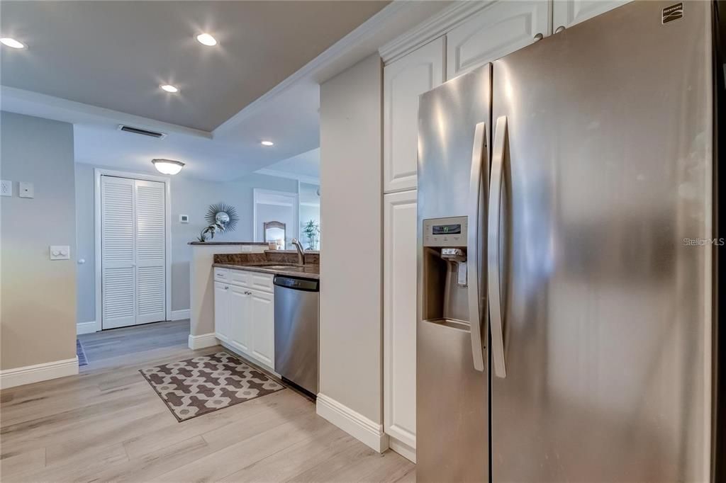 For Sale: $559,900 (2 beds, 2 baths, 1250 Square Feet)