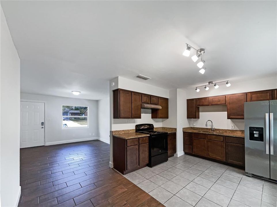 For Sale: $240,000 (3 beds, 1 baths, 936 Square Feet)