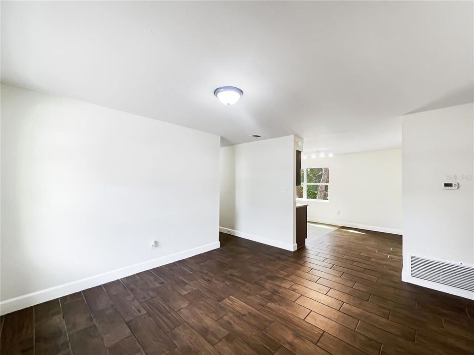 For Sale: $240,000 (3 beds, 1 baths, 936 Square Feet)