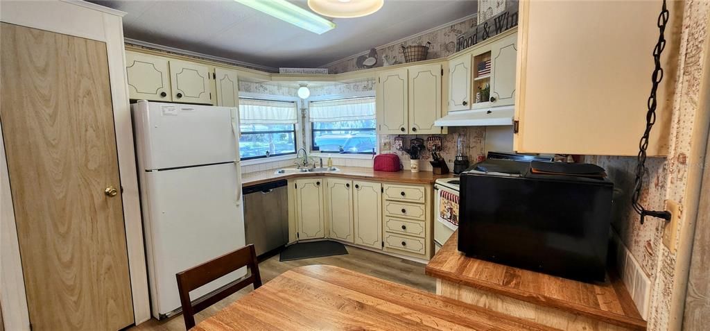 For Sale: $179,000 (2 beds, 2 baths, 1144 Square Feet)