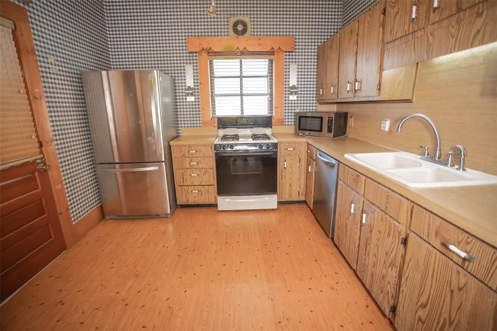 En Venta: $300,000 (4 camas, 2 baños, 2299 Pies cuadrados)