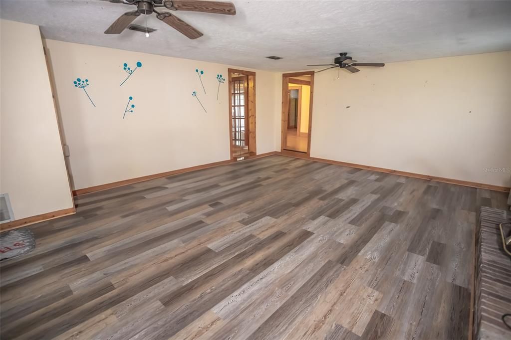 En Venta: $300,000 (4 camas, 2 baños, 2299 Pies cuadrados)