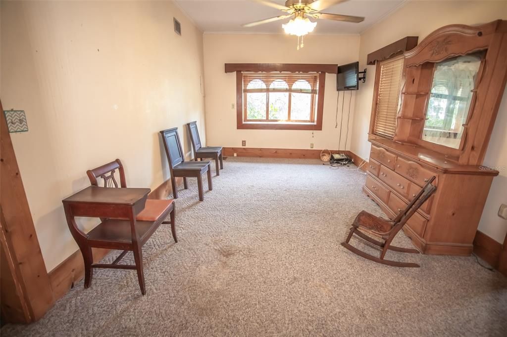 En Venta: $300,000 (4 camas, 2 baños, 2299 Pies cuadrados)