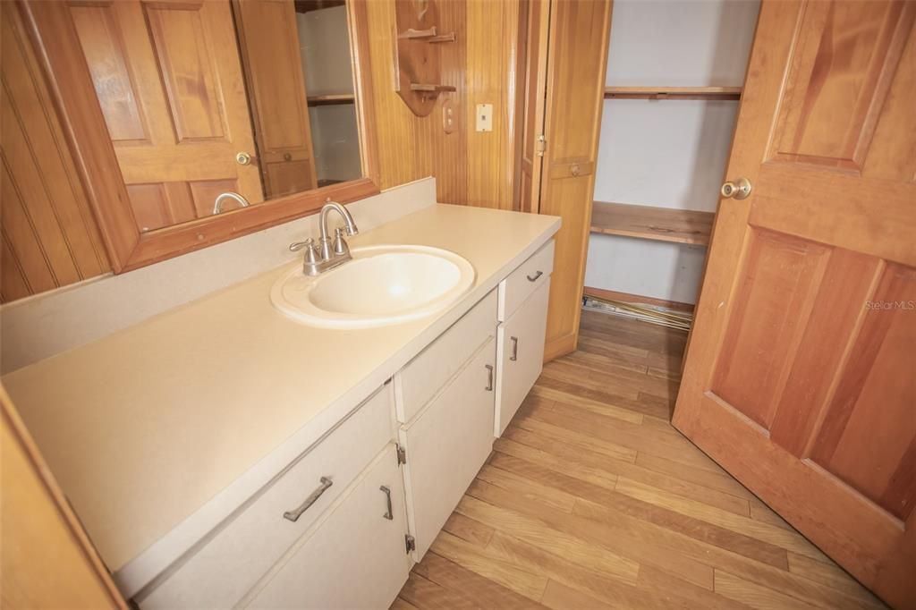 En Venta: $300,000 (4 camas, 2 baños, 2299 Pies cuadrados)