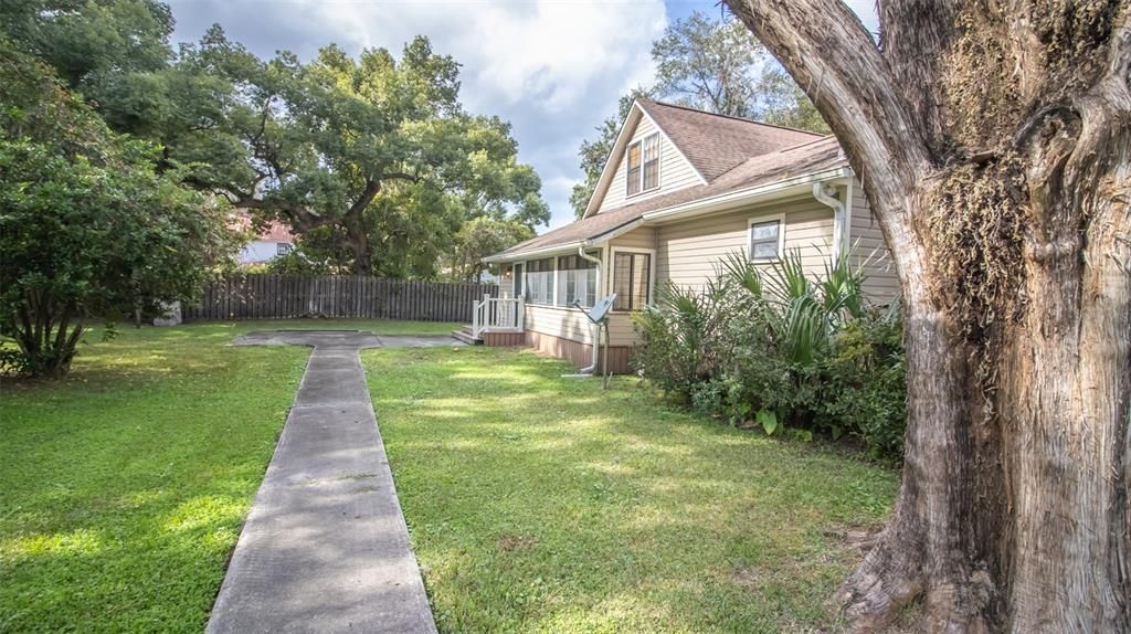 En Venta: $300,000 (4 camas, 2 baños, 2299 Pies cuadrados)