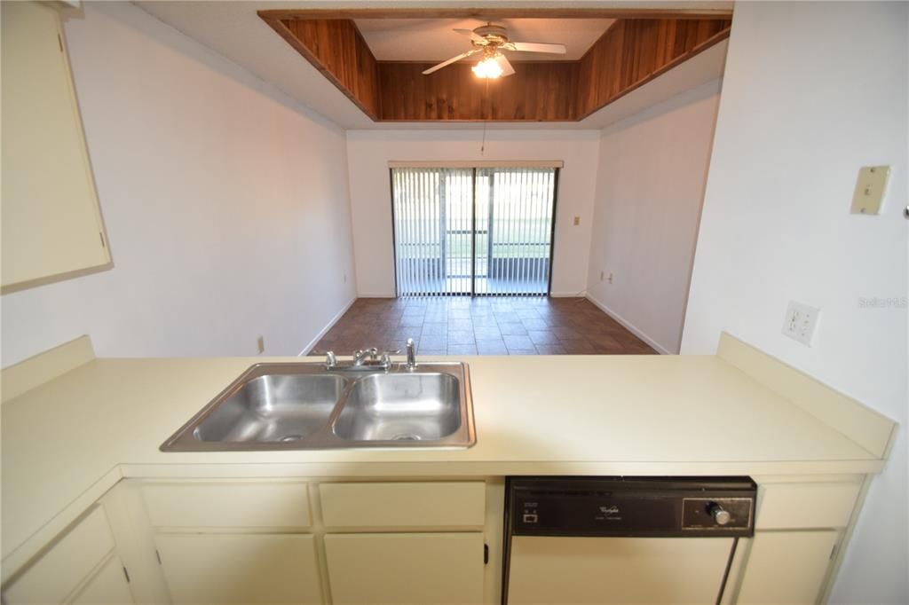 For Sale: $139,900 (2 beds, 1 baths, 662 Square Feet)