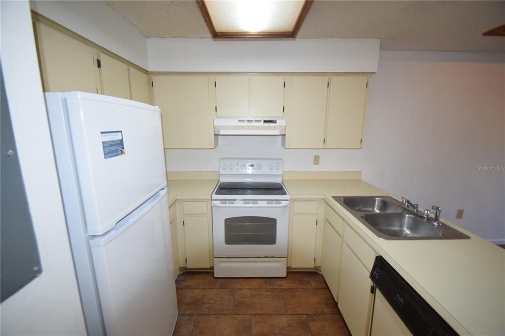 For Sale: $139,900 (2 beds, 1 baths, 662 Square Feet)