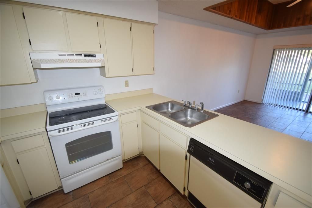 For Sale: $139,900 (2 beds, 1 baths, 662 Square Feet)